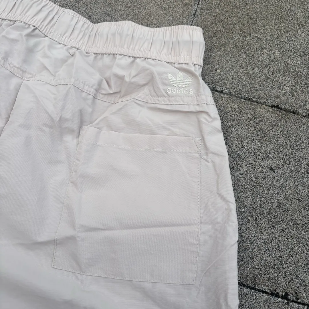𝟬𝟱𝟰𝟰𝟵# Exclusive real shot/difference between various stolen pictures and online version on the market [Adidas joint model for men and women Same Style𝗔𝗱𝗶𝗱𝗮𝘀/Adidas clover 𝘅 𝗠𝗼𝗻𝗸𝗲𝘆 𝗞𝗶𝗻𝗴𝗱𝗼𝗺 Joint Series 𝗪𝗼𝘃𝗲𝗻 𝗦𝗵𝗼𝗿𝘁𝘀】 Embroidered 𝗟𝗼𝗴𝗼 Drawstring Lace-Up casual sports casual shorts ✅Full set of 1:1 customized accessories ➕Customized three-label ➕𝗬𝘂𝗮𝗻 version hang tag ➕𝗹𝗼𝗴𝗼 packaging bag🔥 ➕Scan the tag to enter the official website. ✅The top version, worn by many bloggers on Xiaohongshu ins. 💥Excellent woven fabric, smooth to the touch, quick-drying, perspiration-wicking, lightweight, breathable, anti-wrinkle, highly elastic and non-deformable, making the upper body super stylish and cool. Very comfortable in the hot summer! ✅Simple and atmospheric! Ordered from a major factory, the three standards are complete. Both the fabric and workmanship details are absolutely top-notch. The three-dimensional tailoring makes the upper body appear slimmer. In the hot and long summer, it is highly recommended that you have two, it is a must buy! Size: S.M, L, XL, Color: White